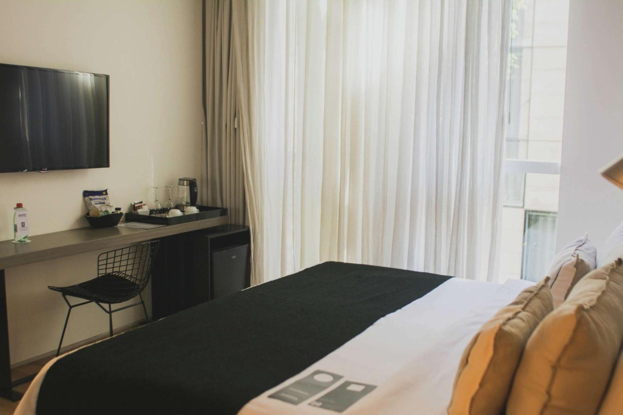 Habitación con cama grande